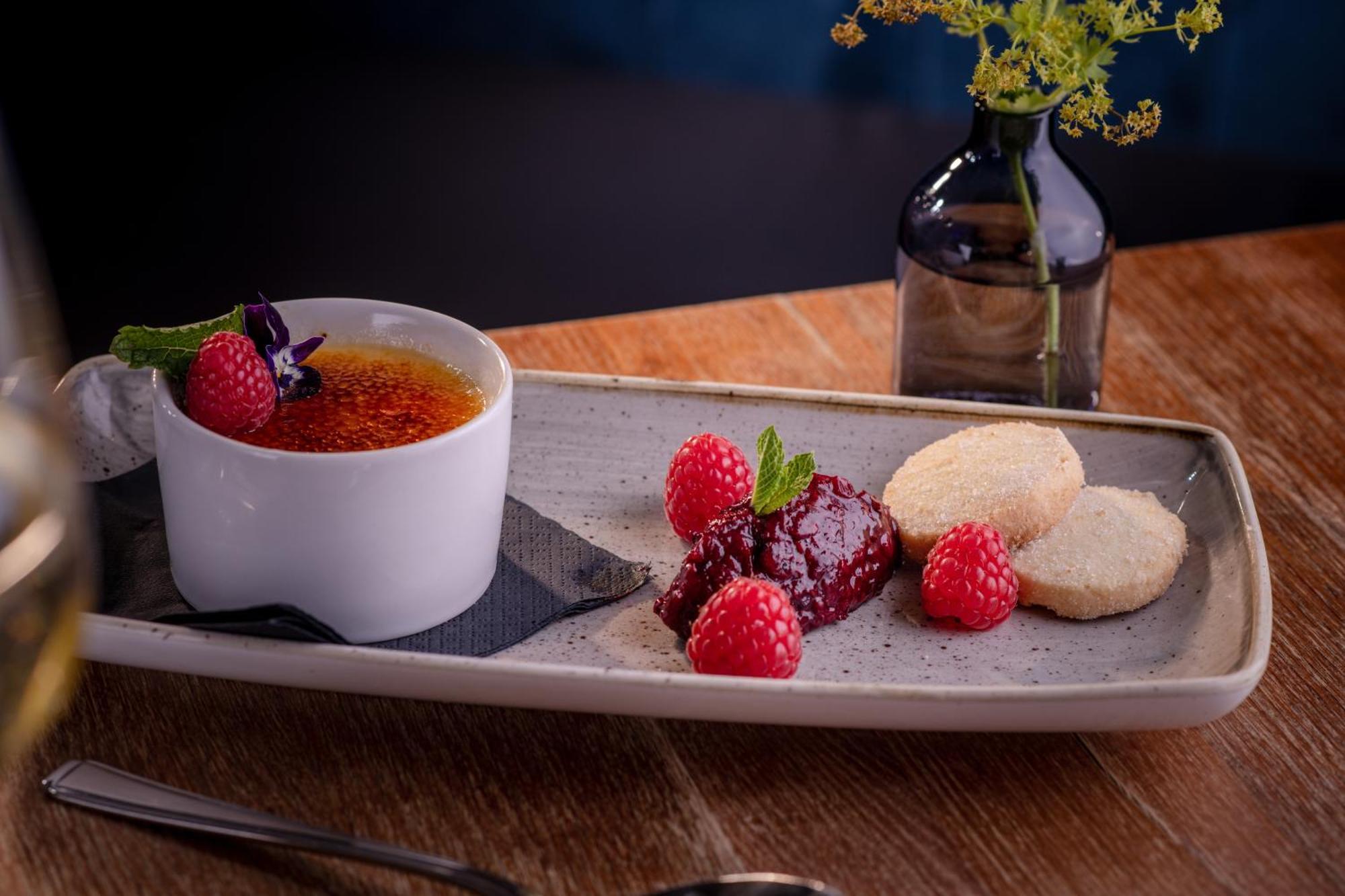 The Millstone, Mellor Hotell Blackburn  Exteriör bild Crème brûlée with raspberries