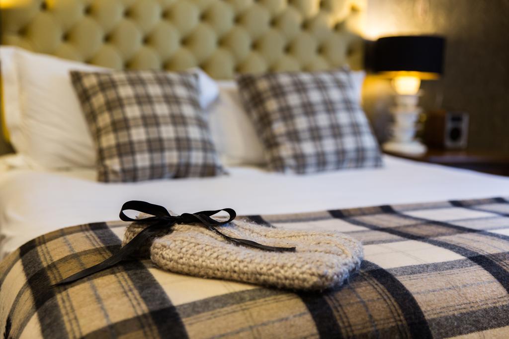 The Millstone, Mellor Hotell Blackburn  Rum bild A bed with a throw