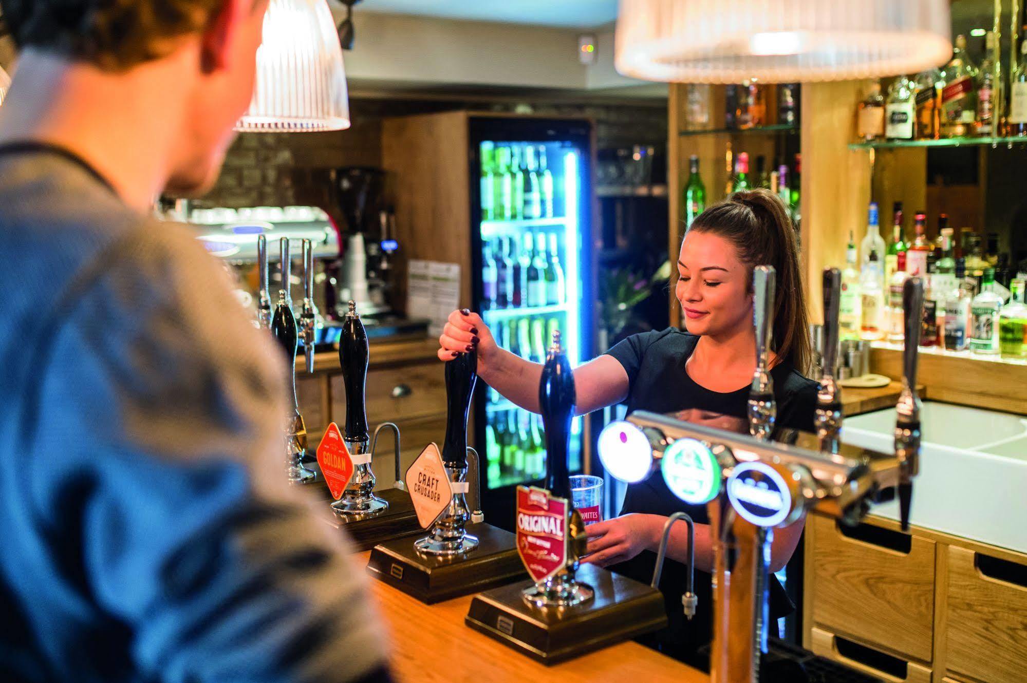 The Millstone, Mellor Hotell Blackburn  Exteriör bild A barmaid serving a customer